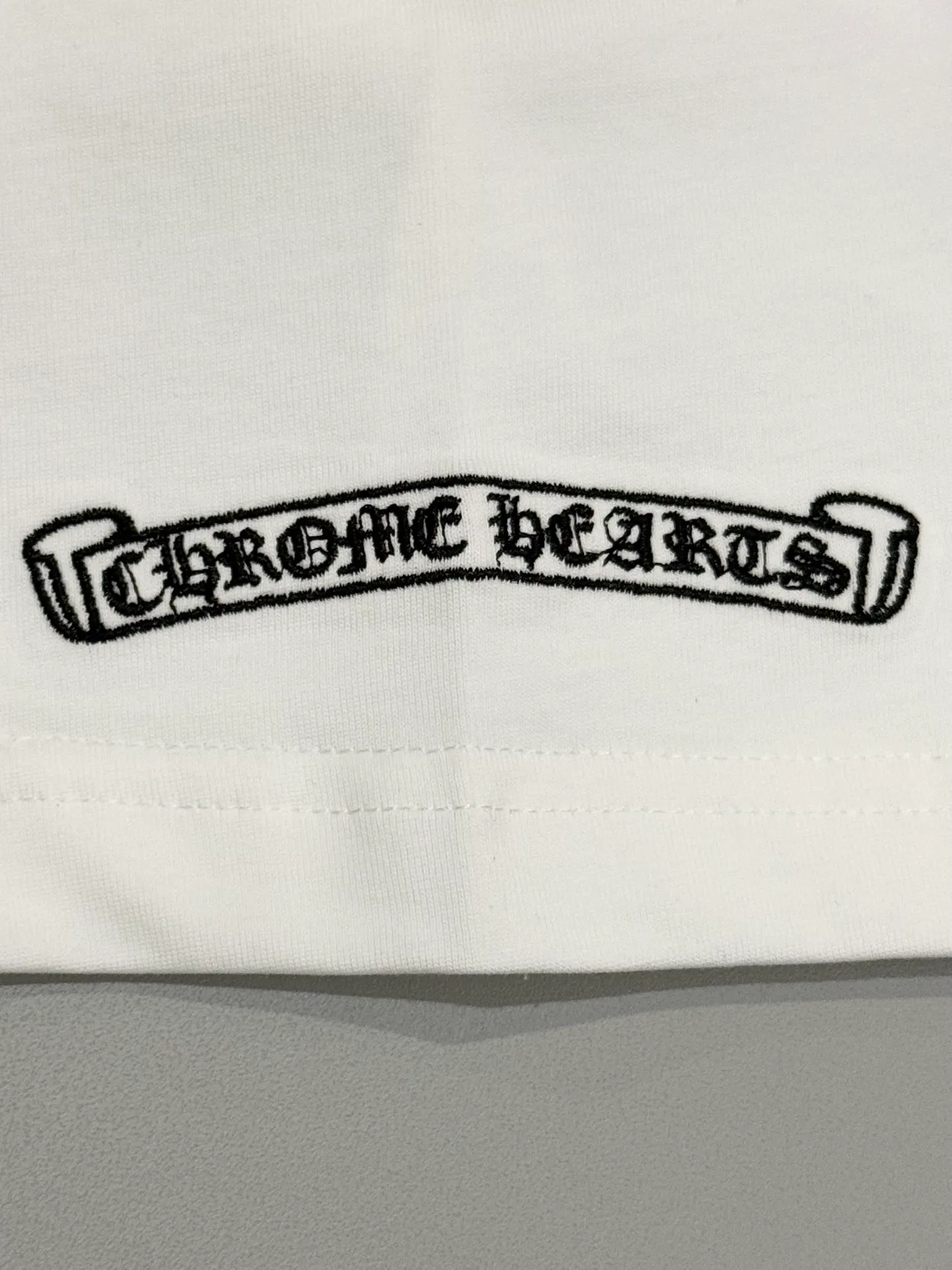 🅿️190 [High quality] Chrome hearts Chrome hearts 2025 new first release latest short-sleeved round neck T-shirt, high-end customization, avant-garde and fashionable design! The brand logo is applied to the front and back cuffs using 100,000 needle embroidery techniques. High-end customized 280g fabric. Soft to the touch. Comfortable to wear. Exquisite stitching. Fine workmanship. The upper body effect is incomparably handsome! Same style for men and women, color: white, black size: S to xL